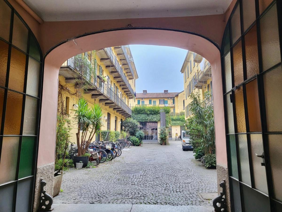 - Nella Corte Dei Navigli * Milan
